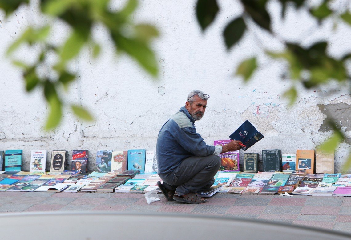 ماضي يفترش مكتبة على رصيف مجمع الجامعات بغزة