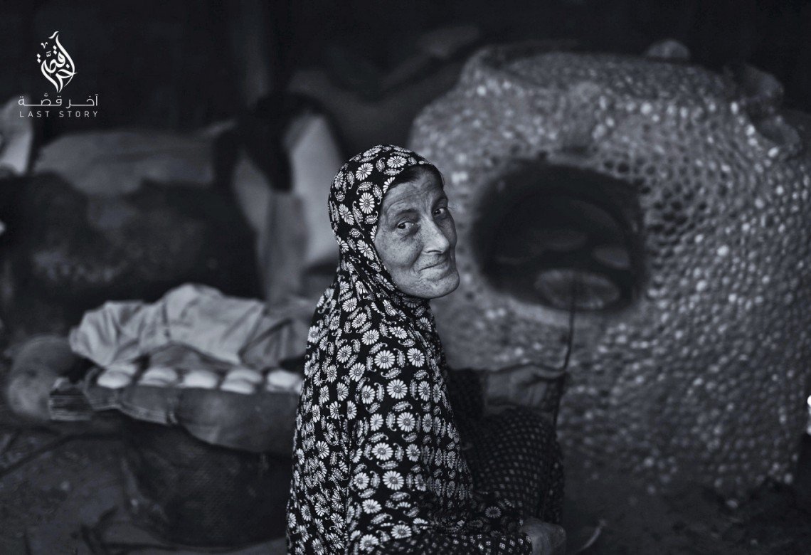 قصة مصورة: الفقر يعيد أسراً إلى الحياة البدائية في غزة