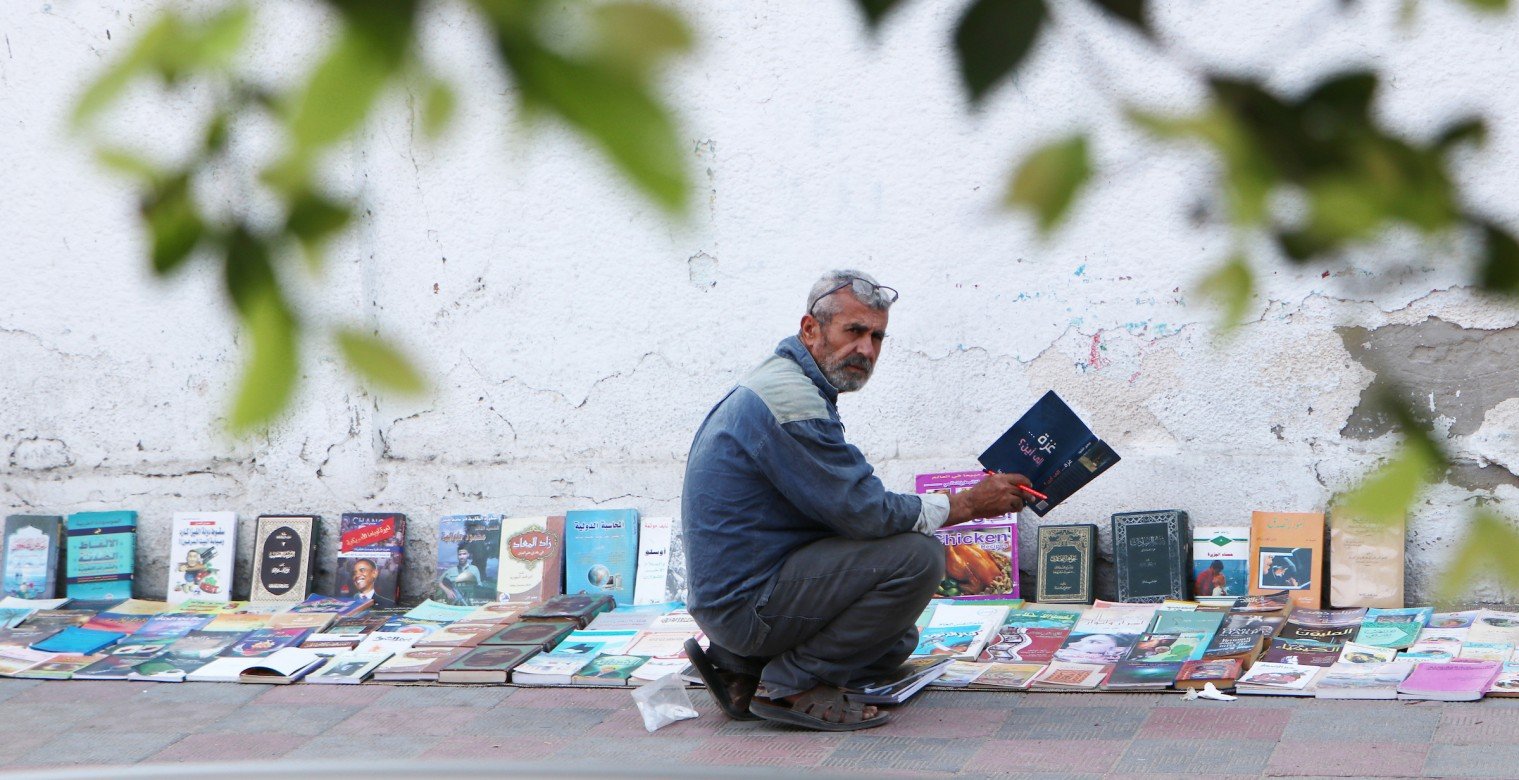 ماضي يفترش مكتبة على رصيف مجمع الجامعات بغزة