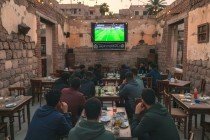 شاشة المقهى: ملاذ الشباب الناجين من جحيم النزاع