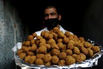 «الفلافل» صديق المخيم الأسوأ حظاً مع كورونا