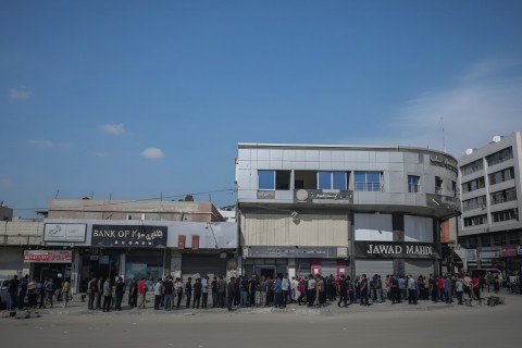 تذكرة الدخول للبنك: إما الدفع أو المبيت على الرصيف