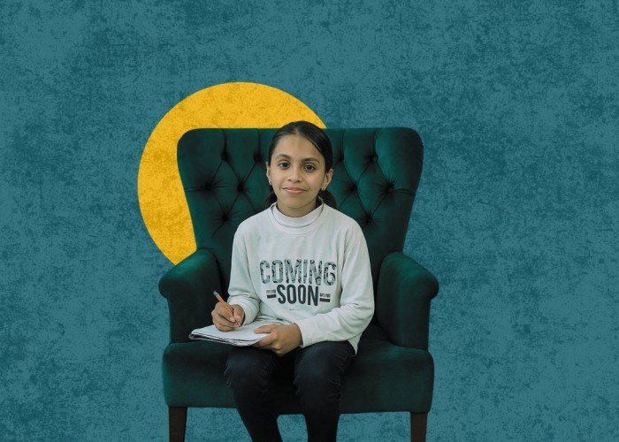 في ذروة النزاع.. طفلات يحملن الكتب والحطب