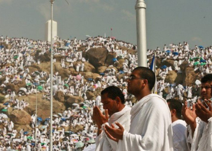 جبل عرفة.. قلب الحج النابض وساحة الدعاء والرحمة
