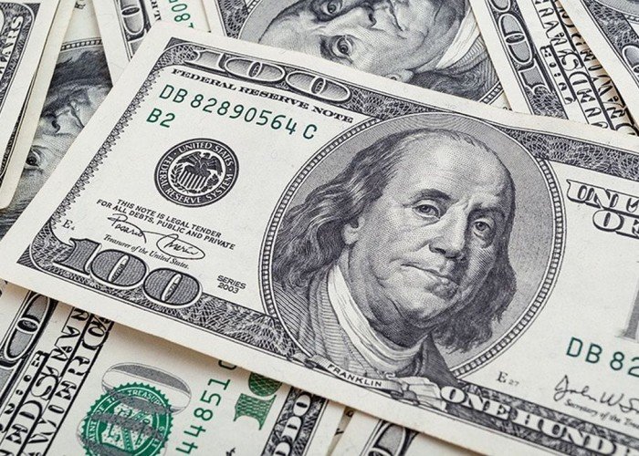 خبير اقتصادي يحذر: تخلي المستثمرين عن الدولار بات وشيكًا