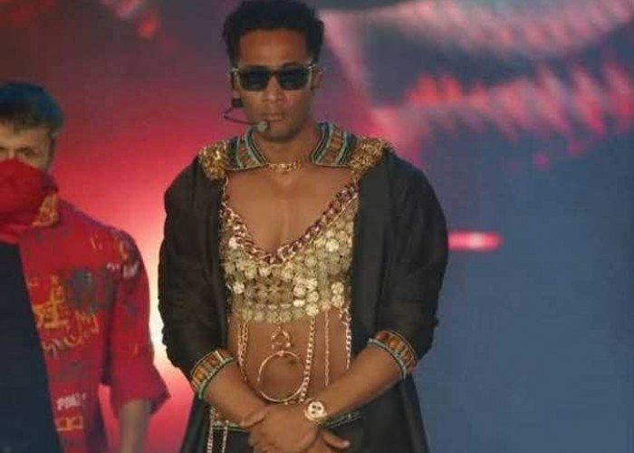 محمد رمضان يثير الجدل بإطلالة جريئة في مهرجان Coachella 2025
