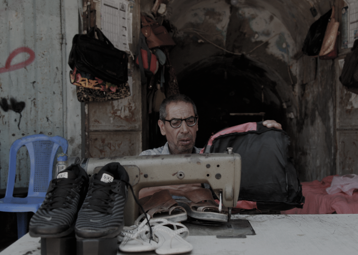 العام الدراسي موسم آخر للعمل: الإسكافي ملجأ فقراء غزة