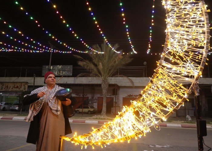 مهنته لم يقتلها الوقت.. صاحب الطربوش الأحمر في ليالي رمضان
