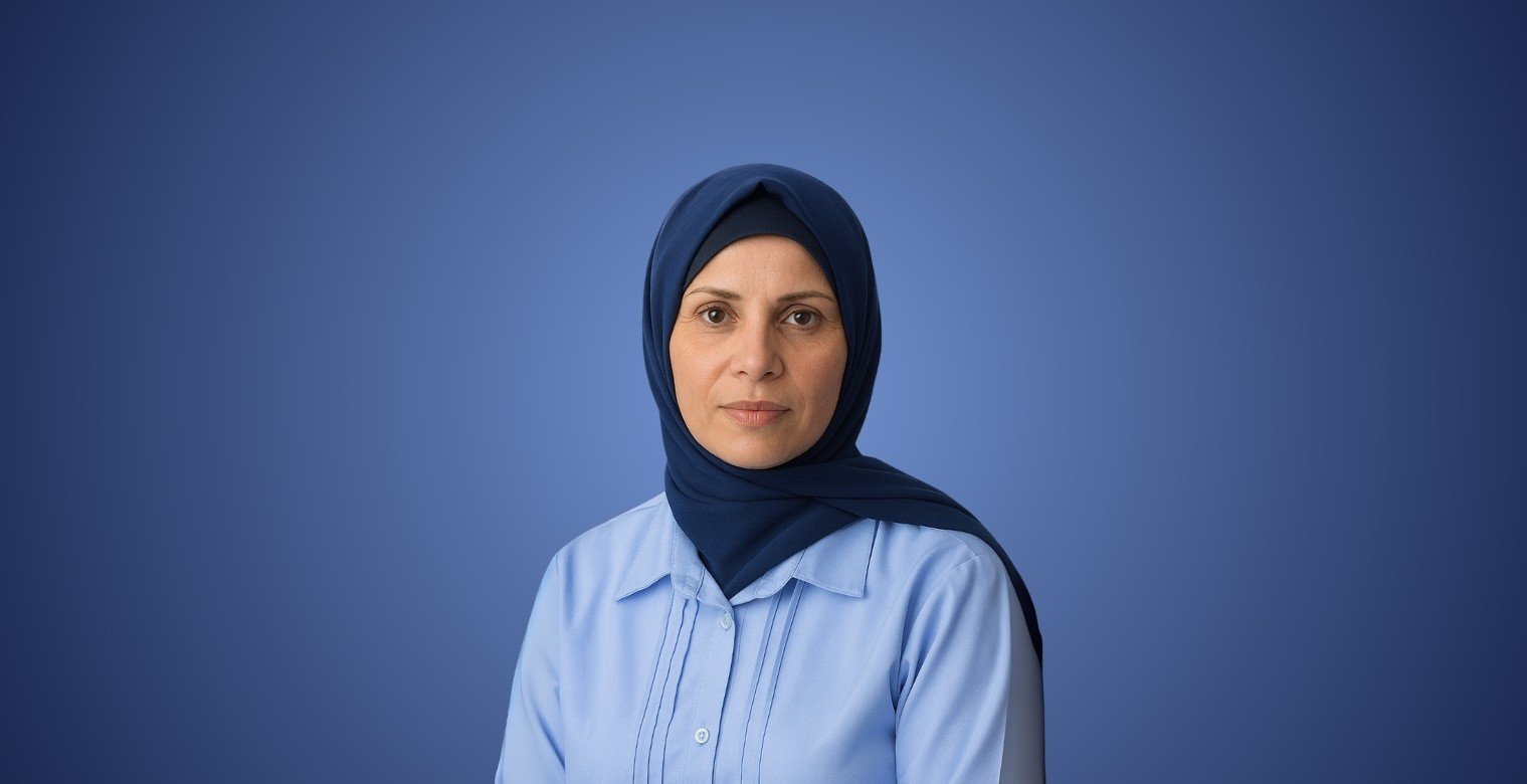 فلسطينية تفتح نافذة رقمية على العالم بين الخيام