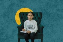 في ذروة النزاع.. طفلات يحملن الكتب والحطب