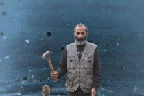 صيانة الخيام: مهمة شتوية يومية في غزة