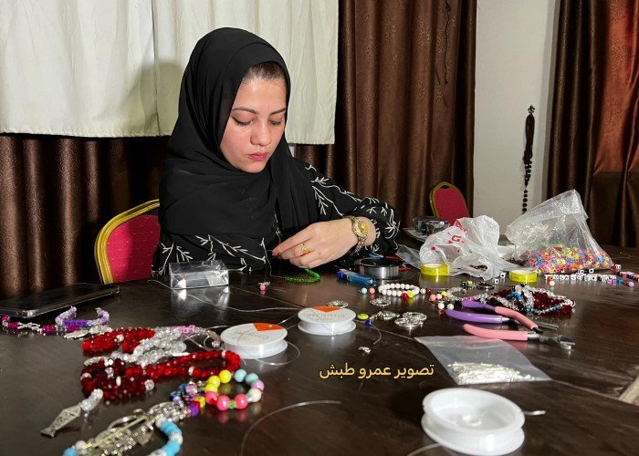 يدٌ واحدةٌ تكفي أحياناً.. هكذا تحدت ولاء نتيل إعاقتها