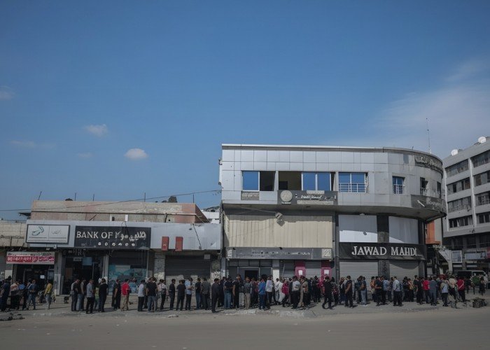 تذكرة الدخول للبنك: إما الدفع أو المبيت على الرصيف