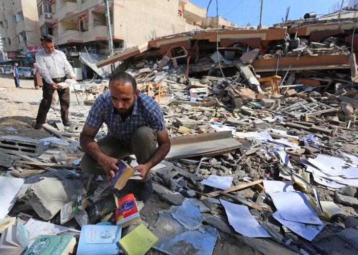 فلسطيني يأمل في إعادة بناء مكتبته بالتمويل الجماعي بعد دمارها في القصف