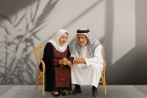 كبار السن يستبدلون غرف الجلوس بـ "جروبات العائلة"