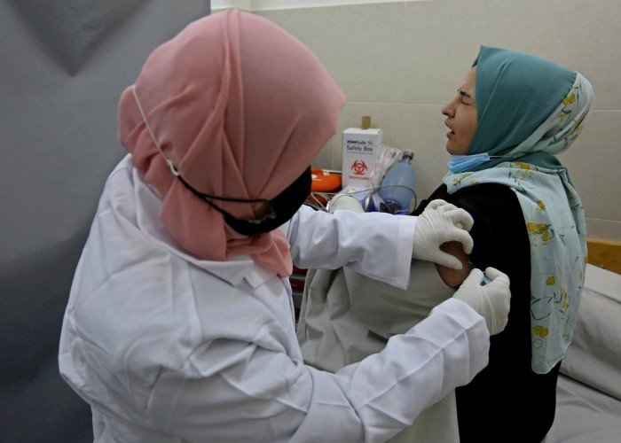 "هل أنتي مجنونة؟" بعض سكان غزة يرفضون لقاح كوفيد-19