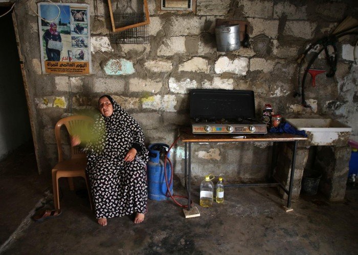 وسط انعدام التهوية .. كيف يصبح المخيم مصدر أذى نفسي للنساء؟  