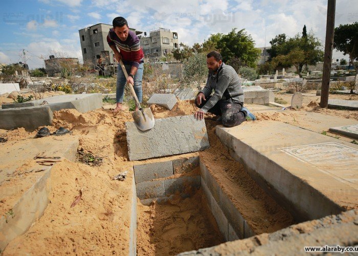 حفارو القبول في غزة: لا توجد هدنة مع فيروس كورونا