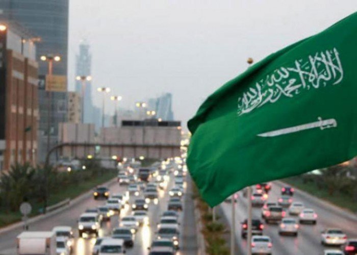 السعودية تحذر الوافدين.. غرامات وسجن وترحيل لمن يتجاوز مدة التأشيرة