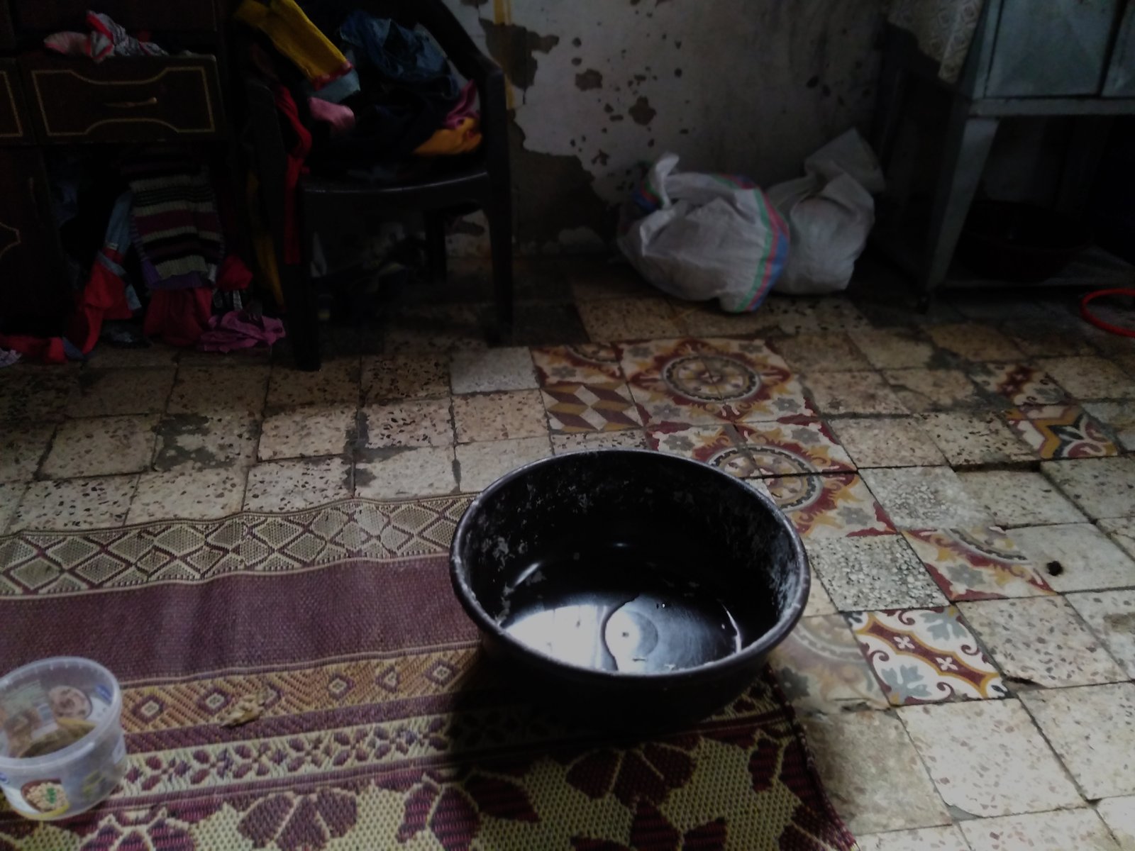 أسرة الديماسي تضع وعاء لجمع ميا الأمطار